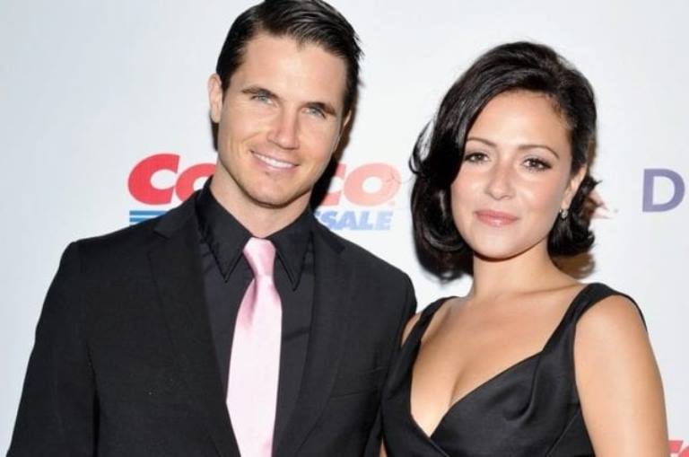 Robbie Amell Bio, Age, Height, Wife, Brother, Sister, Net Worth, Gay