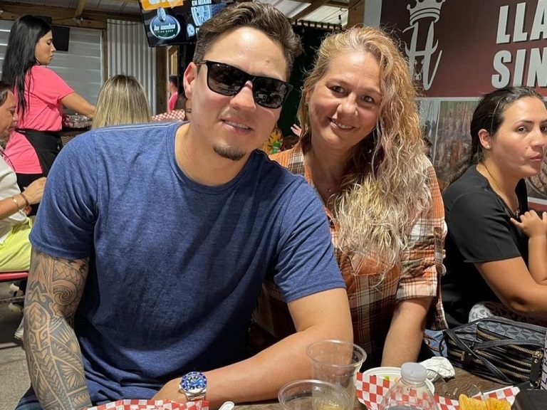 Wilmer Flores and his mother are having dinner